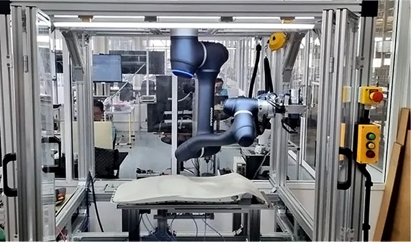 안전 펜스 안에서 태국 BKF Aerospace 부품 스테이플링 작업을 수행하는 두산 협동로봇